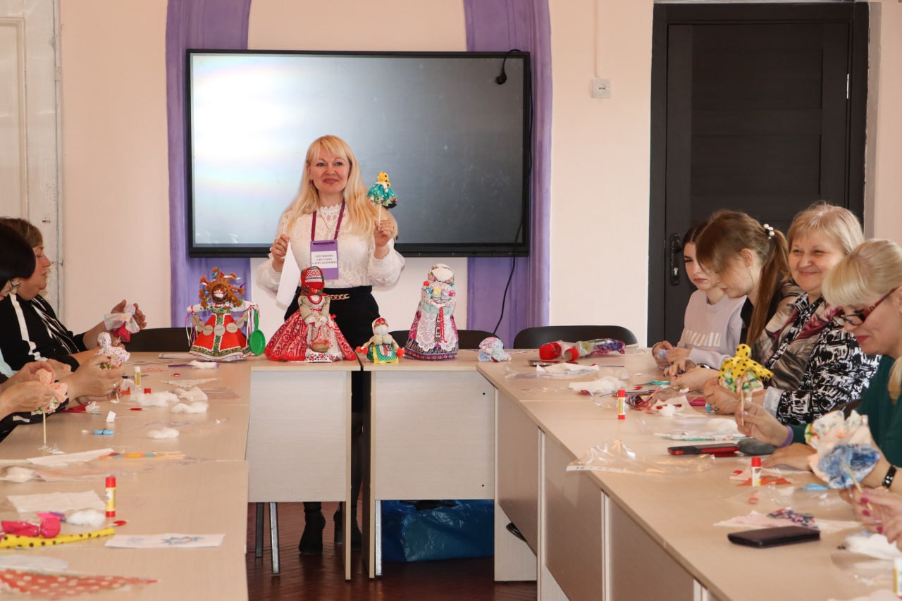 От теории — к открытке, кукле и хохломе: как педагоги Стаханова творили руками От теории — к открытке, кукле и хохломе: как педагоги Стаханова творили руками