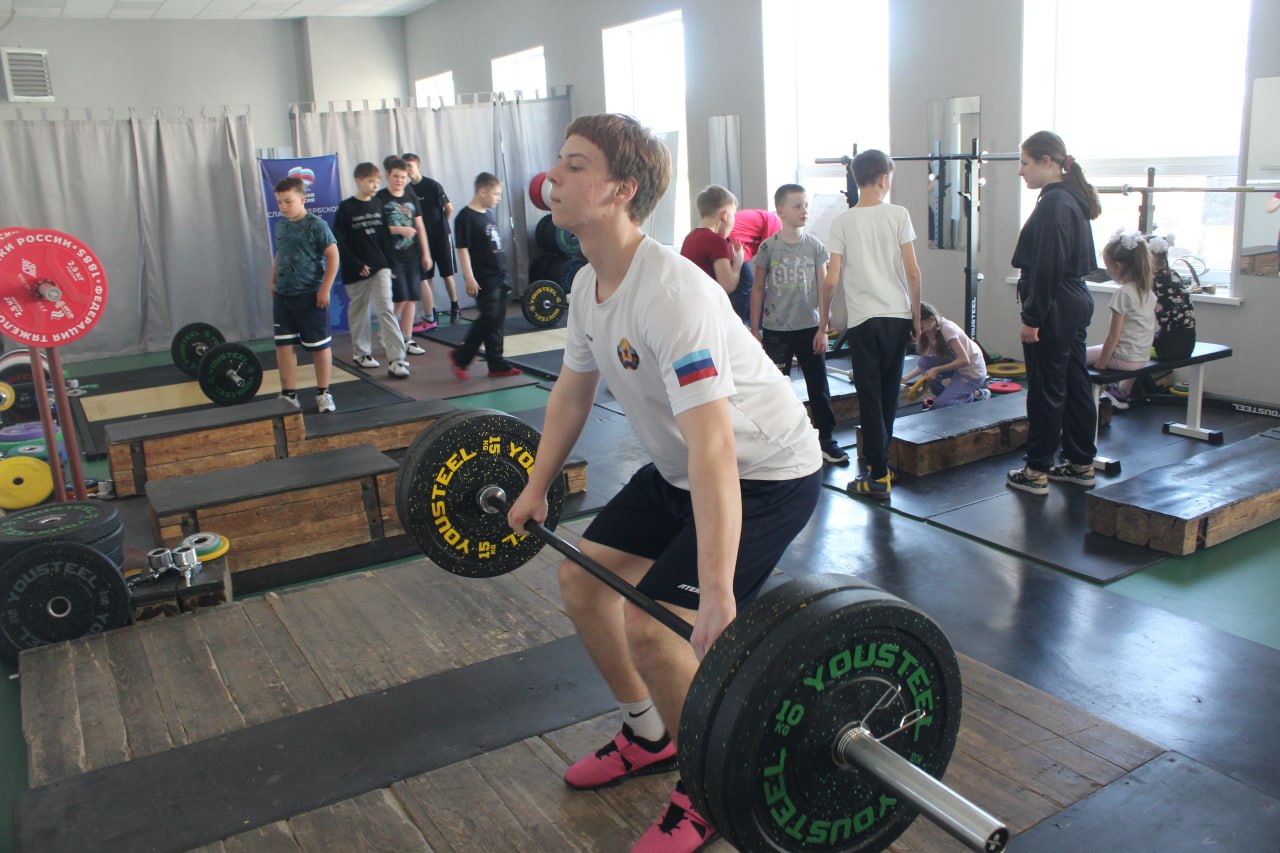 В Славяносербске в рамках «Силы России» прошла тренировка по тяжелой атлетике В Славяносербске в рамках «Силы России» прошла тренировка по тяжелой атлетике