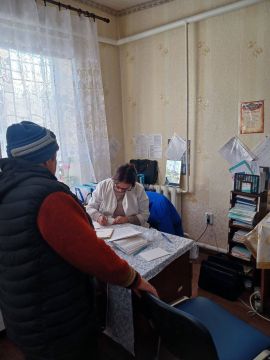 Специалист Новопсковской ЦРМБ осмотрел жителей с.Сосновка (ЛНР)