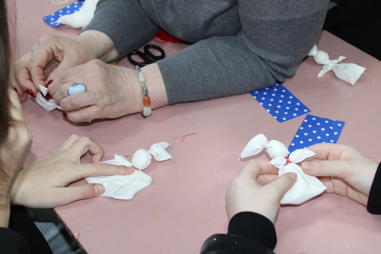 Кукла без иглы и ножниц: в Красном Яре прошёл мастер-класс по созданию мотанок Кукла без иглы и ножниц: в Красном Яре прошёл мастер-класс по созданию мотанок