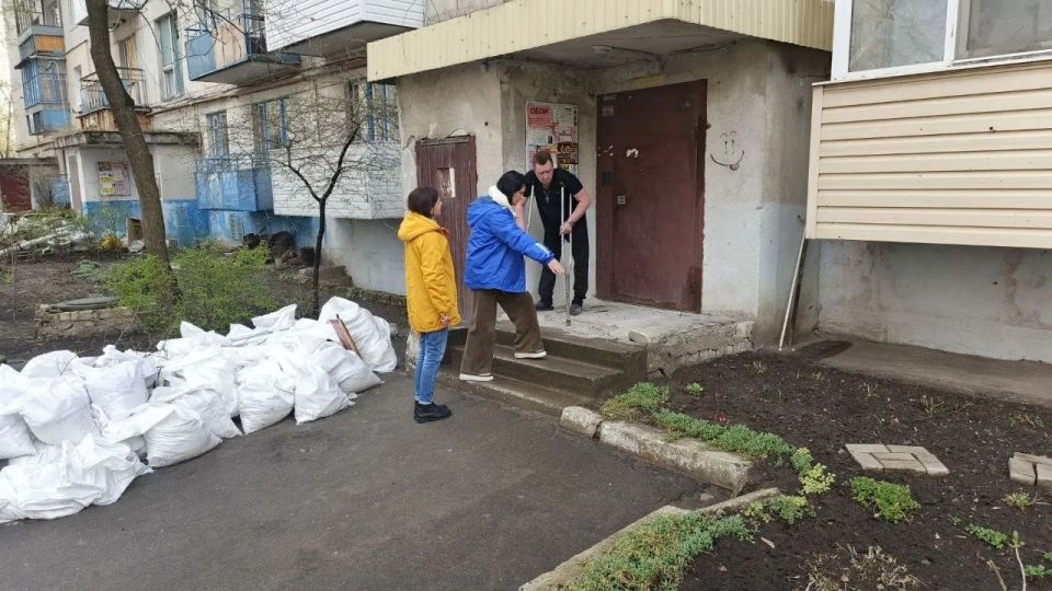 В рамках Народной программы рубежанские единороссы организовали встречу жителей с представителями подрядной организации, которая будет проводить ремонт их дома В рамках Народной программы рубежанские единороссы организовали встречу жителей с представителями подрядной организации, которая будет проводить ремонт их дома