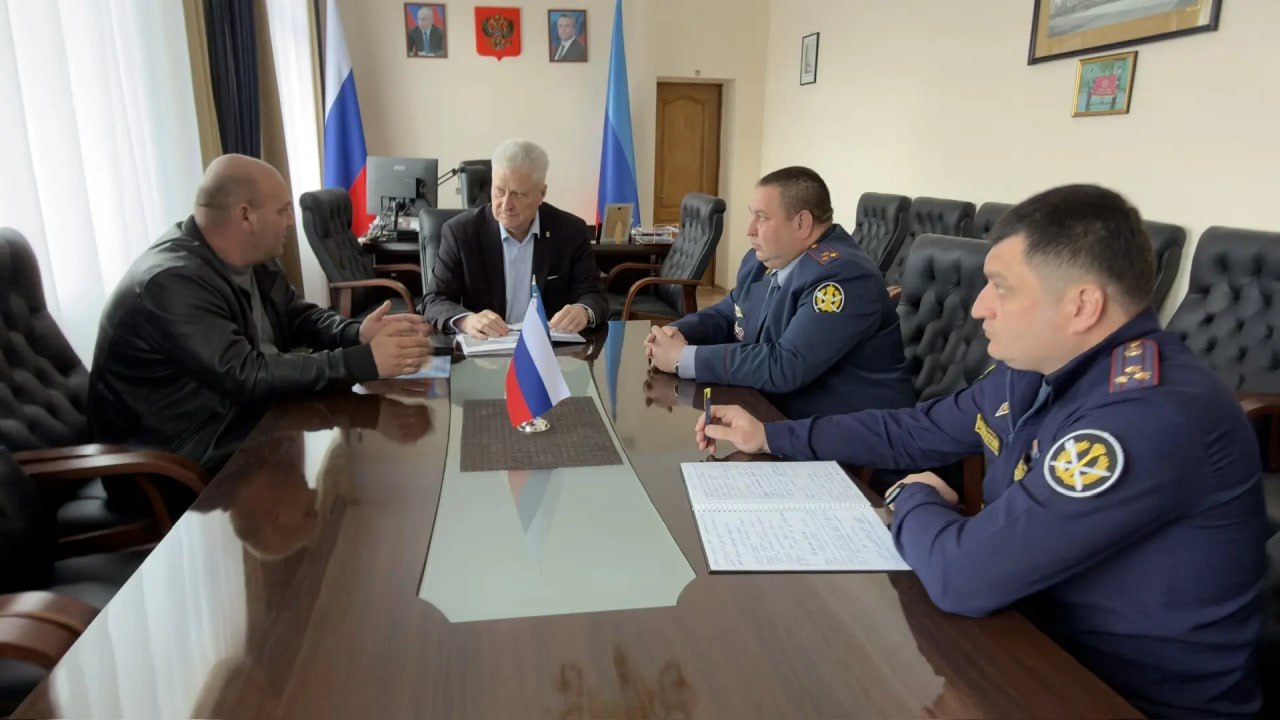 Сергей Козенко: Состоялась рабочая встреча с Шахимерданом Ахмедовым, заместителем начальника УФСИН России по ЛНР, полковником внутренней службы, и Виталием Картышковым, начальником ФКУ «Исправительная колония № 4 управления... Сергей Козенко: Состоялась рабочая встреча с Шахимерданом Ахмедовым, заместителем начальника УФСИН России по ЛНР, полковником внутренней службы, и Виталием Картышковым, начальником ФКУ «Исправительная колония № 4 управления...