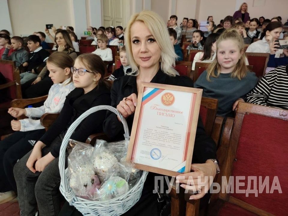 Представители региона-шефа Ставропольского края поздравили стахановских школьников с Пасхой Представители региона-шефа Ставропольского края поздравили стахановских школьников с Пасхой