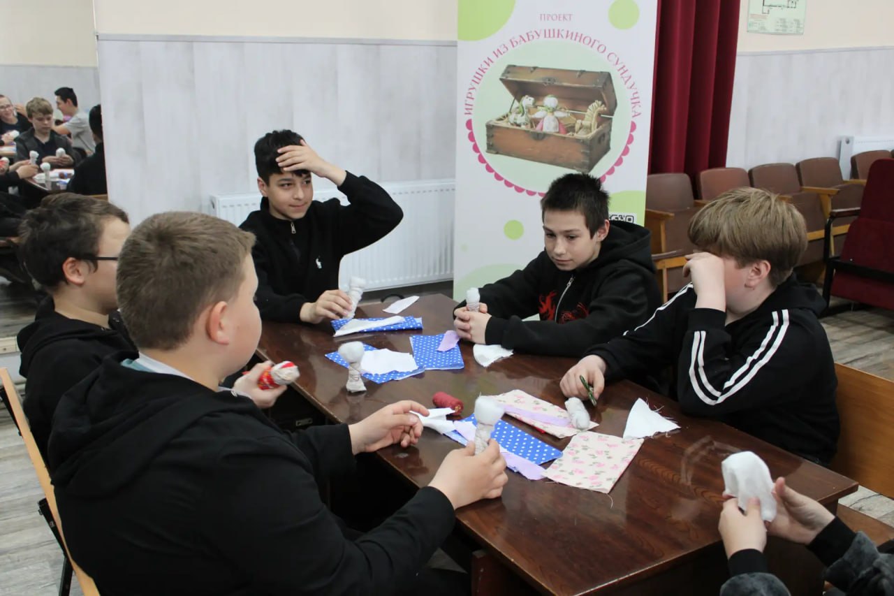 Кукла без иглы и ножниц: в Красном Яре прошёл мастер-класс по созданию мотанок Кукла без иглы и ножниц: в Красном Яре прошёл мастер-класс по созданию мотанок