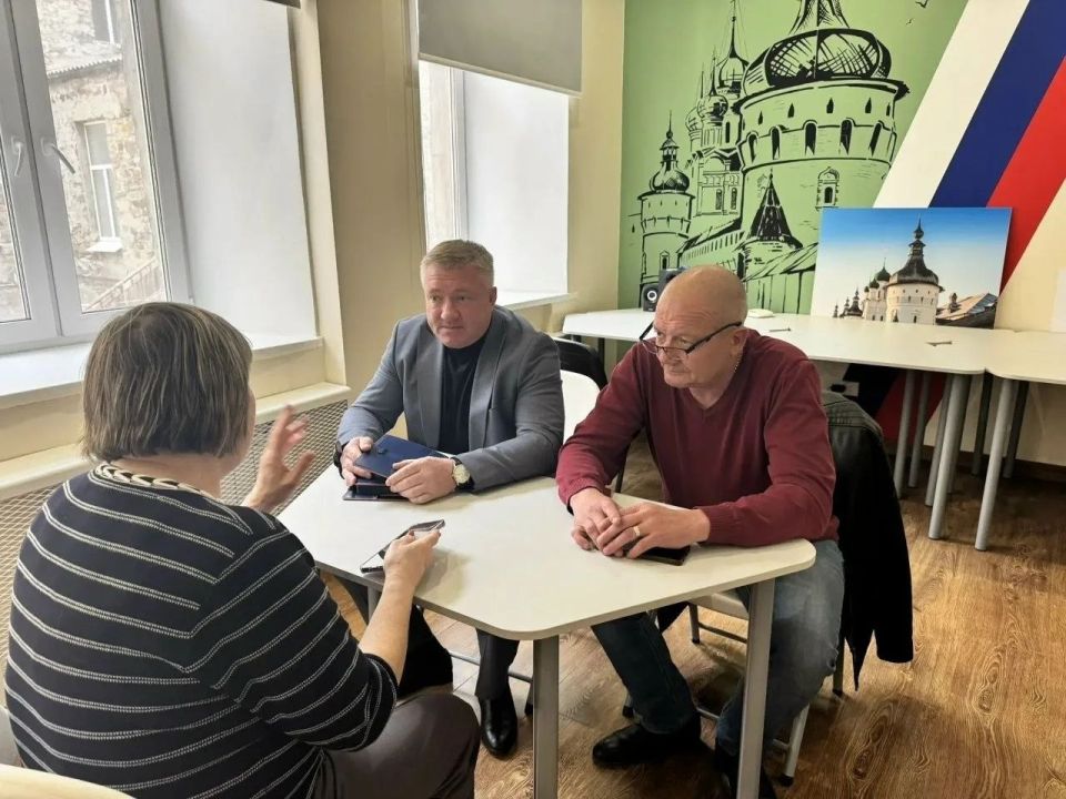 В рамках Всероссийского приёма граждан 3-4-5 апреля 2026 года депутаты Совета городского округа город Брянка от фракции ЛДПР Роман Анохин и Сергей Бакулин провели встречу с жителями города В рамках Всероссийского приёма граждан 3-4-5 апреля 2026 года депутаты Совета городского округа город Брянка от фракции ЛДПР Роман Анохин и Сергей Бакулин провели встречу с жителями города