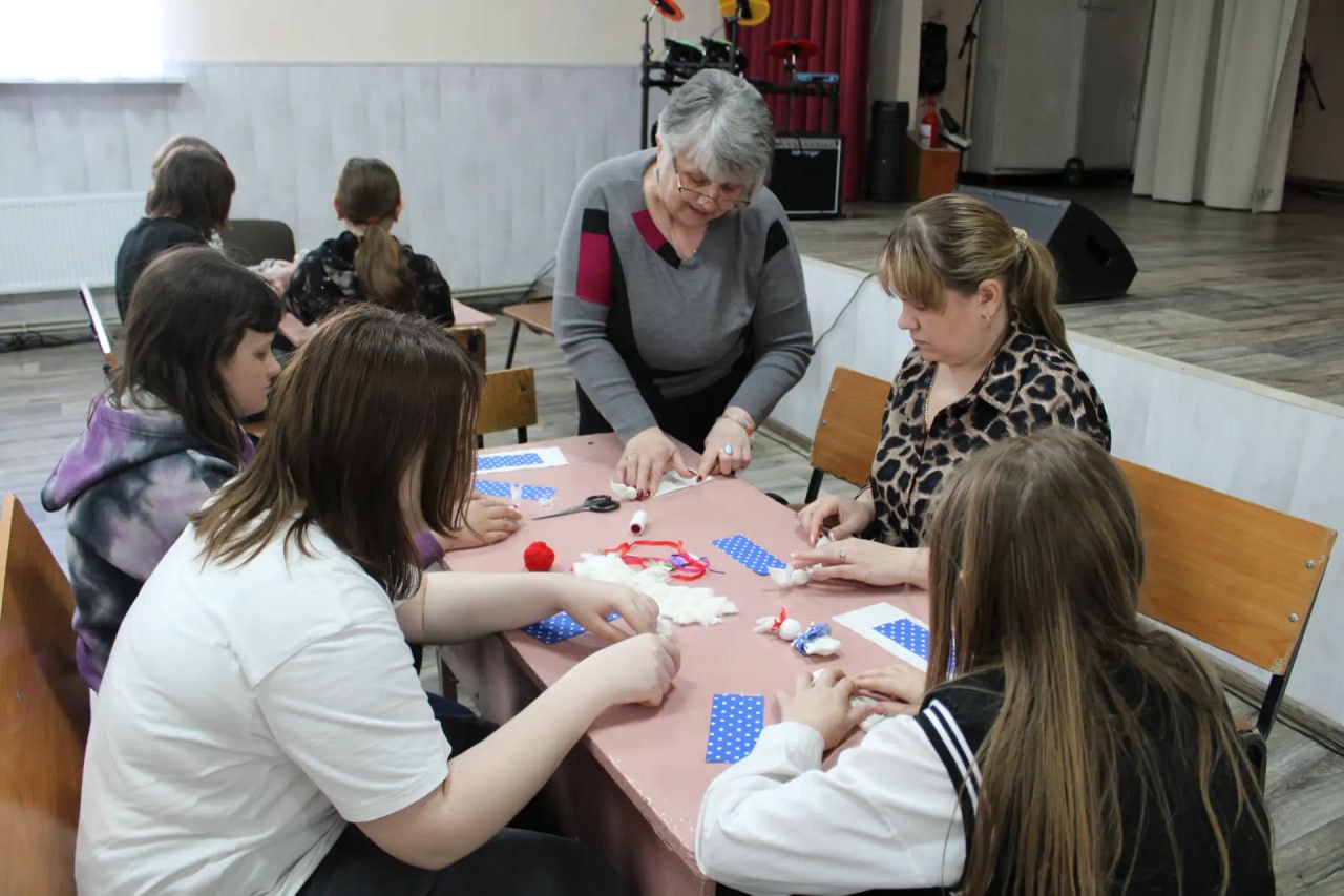 Кукла без иглы и ножниц: в Красном Яре прошёл мастер-класс по созданию мотанок Кукла без иглы и ножниц: в Красном Яре прошёл мастер-класс по созданию мотанок