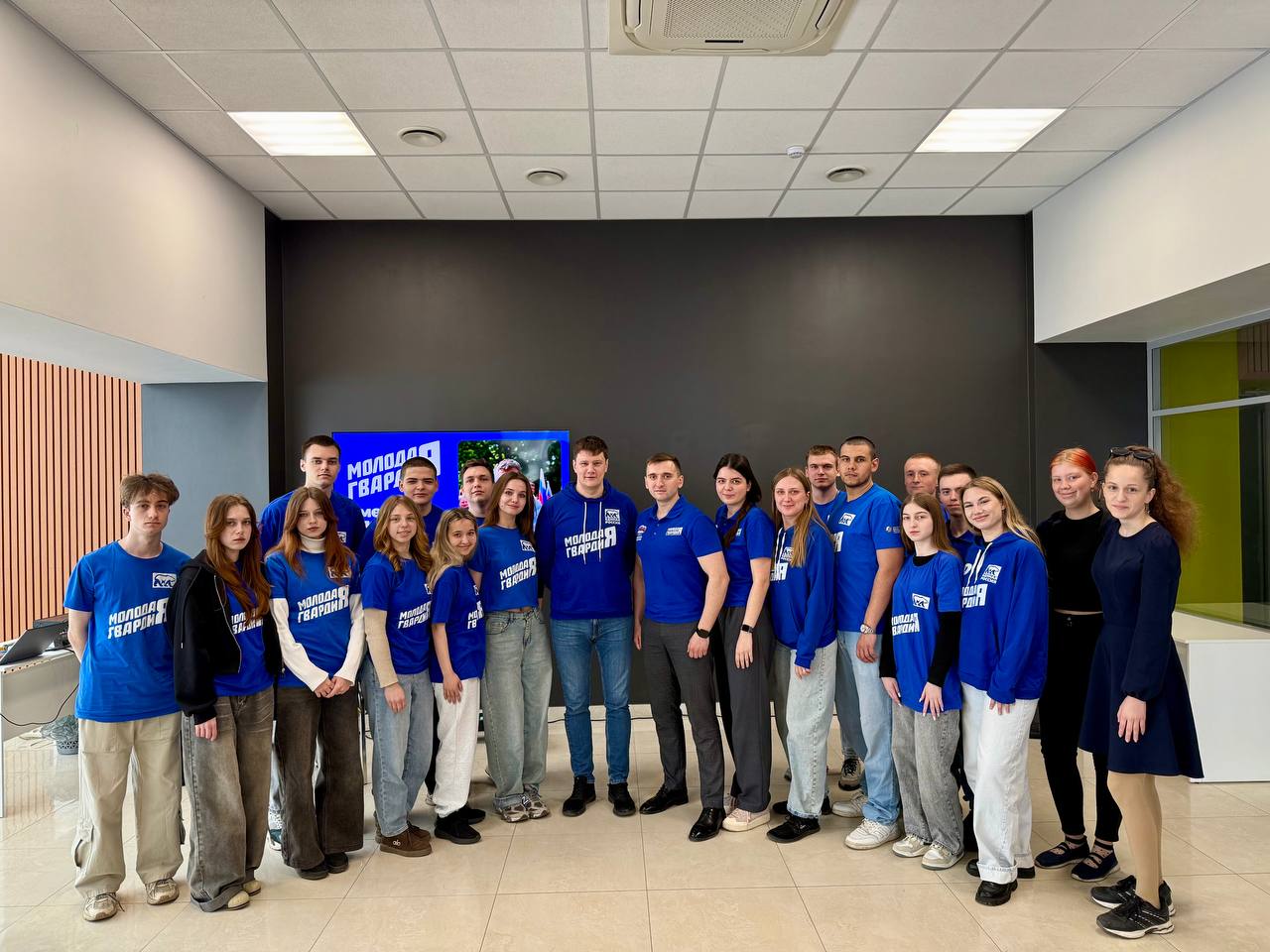 Сегодня на базе молодежного центра «Квартира» активисты Луганского реготделения Молодой Гвардии Единой России встретились с руководителем центрального штаба Молодой Гвардии Александром Амелиным Сегодня на базе молодежного центра «Квартира» активисты Луганского реготделения Молодой Гвардии Единой России встретились с руководителем центрального штаба Молодой Гвардии Александром Амелиным