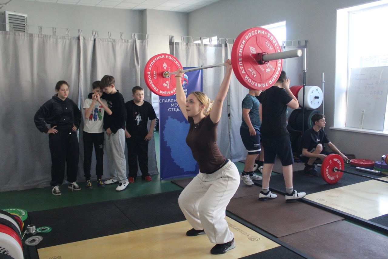 В Славяносербске в рамках «Силы России» прошла тренировка по тяжелой атлетике В Славяносербске в рамках «Силы России» прошла тренировка по тяжелой атлетике