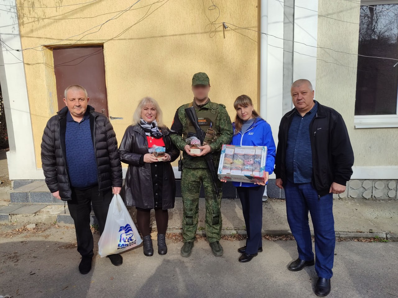 Заместитель Главы Администрации Кременского муниципального округа Ирина Смага и руководитель фракции Александр Фещенко, совместно с исполнительным секретарем местного отделения партии "Единая Россия" Алиной Ветровой и... Заместитель Главы Администрации Кременского муниципального округа Ирина Смага и руководитель фракции Александр Фещенко, совместно с исполнительным секретарем местного отделения партии "Единая Россия" Алиной Ветровой и...