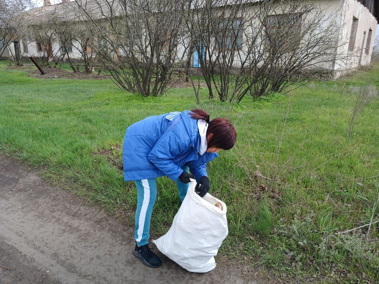 В поселке Изварино провели субботник