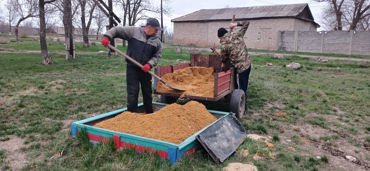 В поселке Изварино провели субботник В поселке Изварино провели субботник