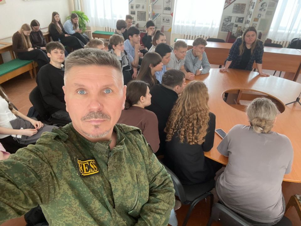 Юрий Котенок: На днях военный корреспондент Кости Хейсканен совместно с финским политологом и общественным деятелем Йоханом Бекманом в рамках проекта "Военкоры - в будущее" провёл беседу с учениками луганской... Юрий Котенок: На днях военный корреспондент Кости Хейсканен совместно с финским политологом и общественным деятелем Йоханом Бекманом в рамках проекта "Военкоры - в будущее" провёл беседу с учениками луганской...