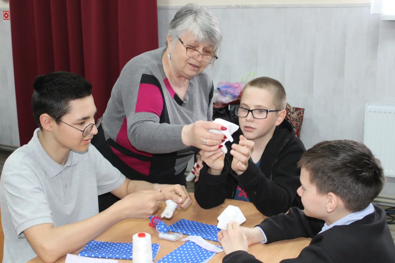 Кукла без иглы и ножниц: в Красном Яре прошёл мастер-класс по созданию мотанок Кукла без иглы и ножниц: в Красном Яре прошёл мастер-класс по созданию мотанок