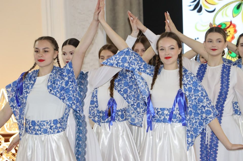 «Учить главному»: в Стаханове прошла педконференция о единстве народов России «Учить главному»: в Стаханове прошла педконференция о единстве народов России
