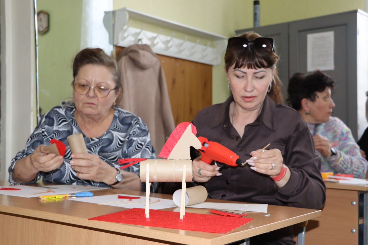 От теории — к открытке, кукле и хохломе: как педагоги Стаханова творили руками От теории — к открытке, кукле и хохломе: как педагоги Стаханова творили руками