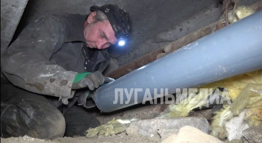 Стахановским филиалом Единого регионального фонда по управлению многоквартирными домами проводятся работы на инженерных сетях по устранению аварийных ситуаций