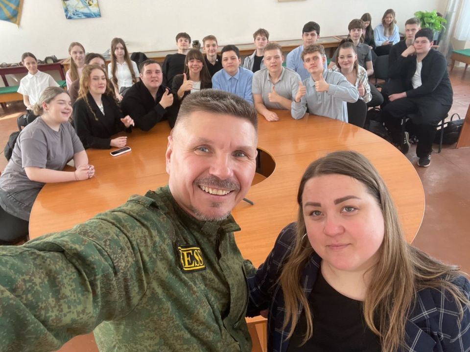 Юрий Котенок: На днях военный корреспондент Кости Хейсканен совместно с финским политологом и общественным деятелем Йоханом Бекманом в рамках проекта "Военкоры - в будущее" провёл беседу с учениками луганской... Юрий Котенок: На днях военный корреспондент Кости Хейсканен совместно с финским политологом и общественным деятелем Йоханом Бекманом в рамках проекта "Военкоры - в будущее" провёл беседу с учениками луганской...