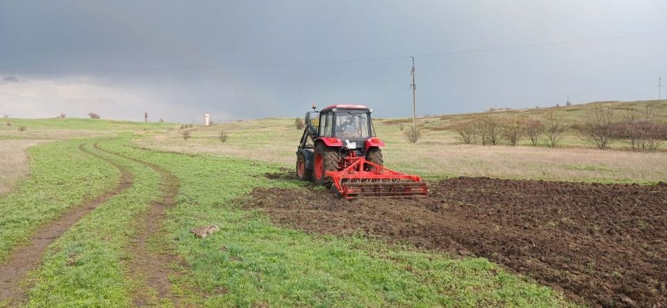 На территории Краснодонского муниципального округа продолжаются работы по опашке населенных пунктов На территории Краснодонского муниципального округа продолжаются работы по опашке населенных пунктов