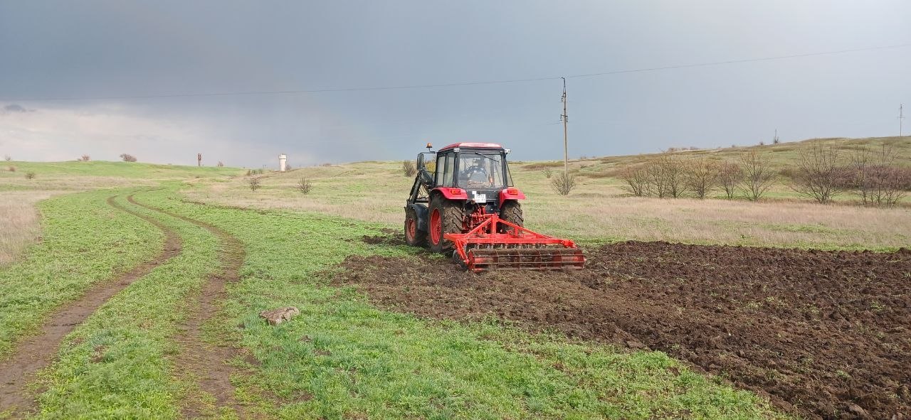 На территории Краснодонского муниципального округа продолжаются работы по опашке населенных пунктов На территории Краснодонского муниципального округа продолжаются работы по опашке населенных пунктов