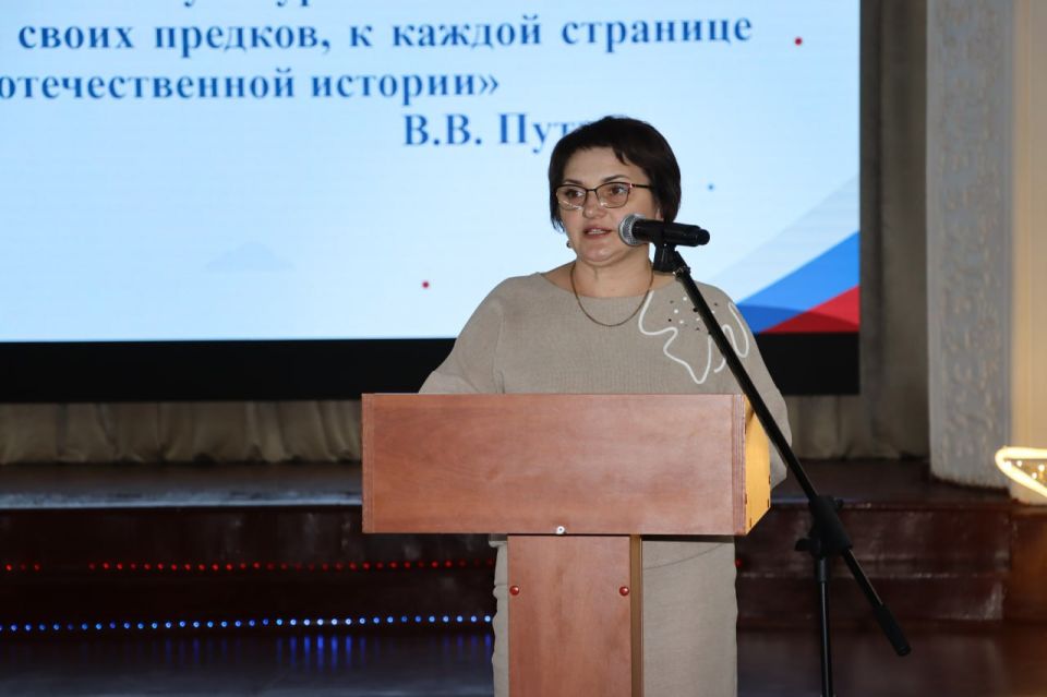 «Учить главному»: в Стаханове прошла педконференция о единстве народов России «Учить главному»: в Стаханове прошла педконференция о единстве народов России