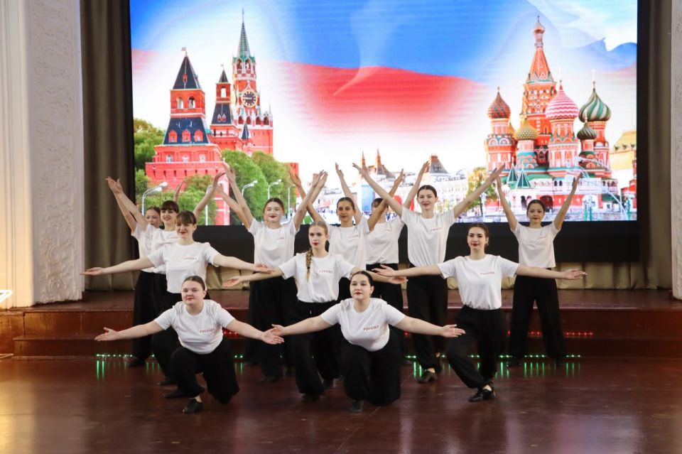 «Учить главному»: в Стаханове прошла педконференция о единстве народов России «Учить главному»: в Стаханове прошла педконференция о единстве народов России