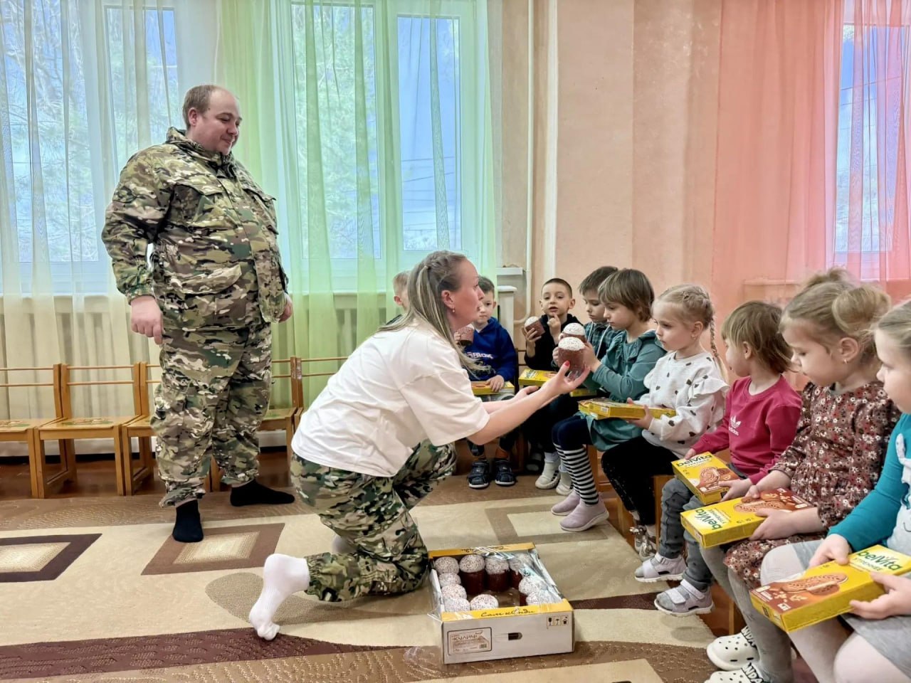 Пасхальные угощения, кукольный театр и многое другое привезли депутаты Ставрополья в детский сад в Стаханове Пасхальные угощения, кукольный театр и многое другое привезли депутаты Ставрополья в детский сад в Стаханове