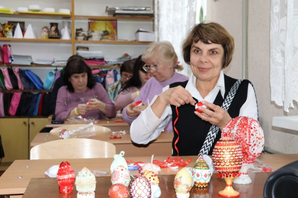 От теории — к открытке, кукле и хохломе: как педагоги Стаханова творили руками От теории — к открытке, кукле и хохломе: как педагоги Стаханова творили руками