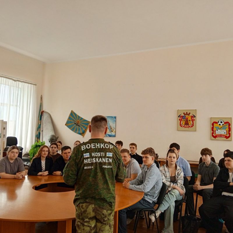 Юрий Котенок: На днях военный корреспондент Кости Хейсканен совместно с финским политологом и общественным деятелем Йоханом Бекманом в рамках проекта "Военкоры - в будущее" провёл беседу с учениками луганской... Юрий Котенок: На днях военный корреспондент Кости Хейсканен совместно с финским политологом и общественным деятелем Йоханом Бекманом в рамках проекта "Военкоры - в будущее" провёл беседу с учениками луганской...