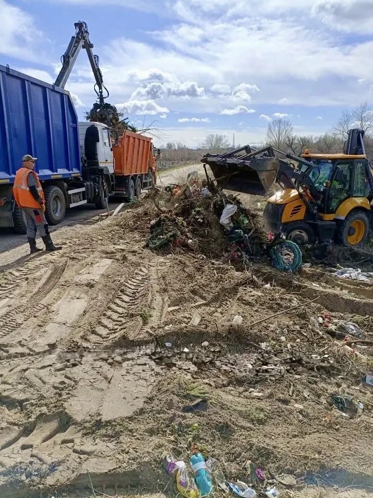 Сотрудники МУП «ДЭП города Рубежное» ведут масштабные работы по очистке и обновлению городских кладбищ Сотрудники МУП «ДЭП города Рубежное» ведут масштабные работы по очистке и обновлению городских кладбищ