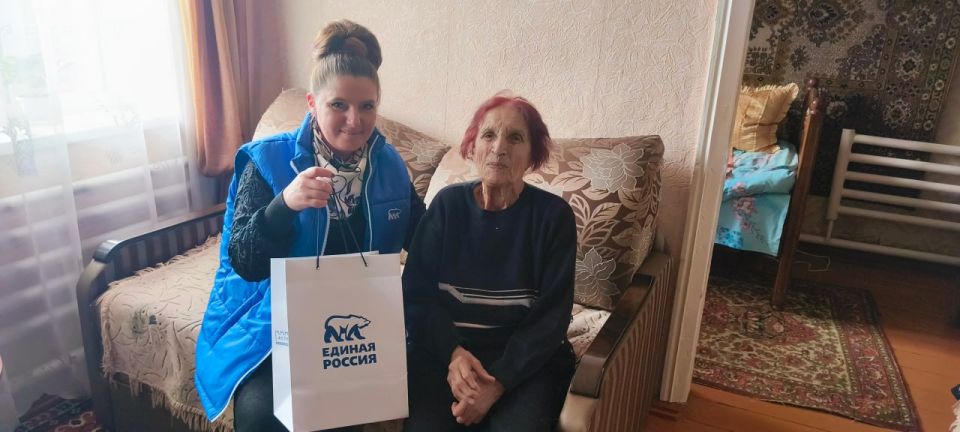 В преддверии светлого праздника Воскресения Христова, исполнительный секретарь Кременского местного отделения партии "Единая Россия" Алина Ветрова посетила единственного в городе Кременная ветерана Великой Отечественной... В преддверии светлого праздника Воскресения Христова, исполнительный секретарь Кременского местного отделения партии "Единая Россия" Алина Ветрова посетила единственного в городе Кременная ветерана Великой Отечественной...