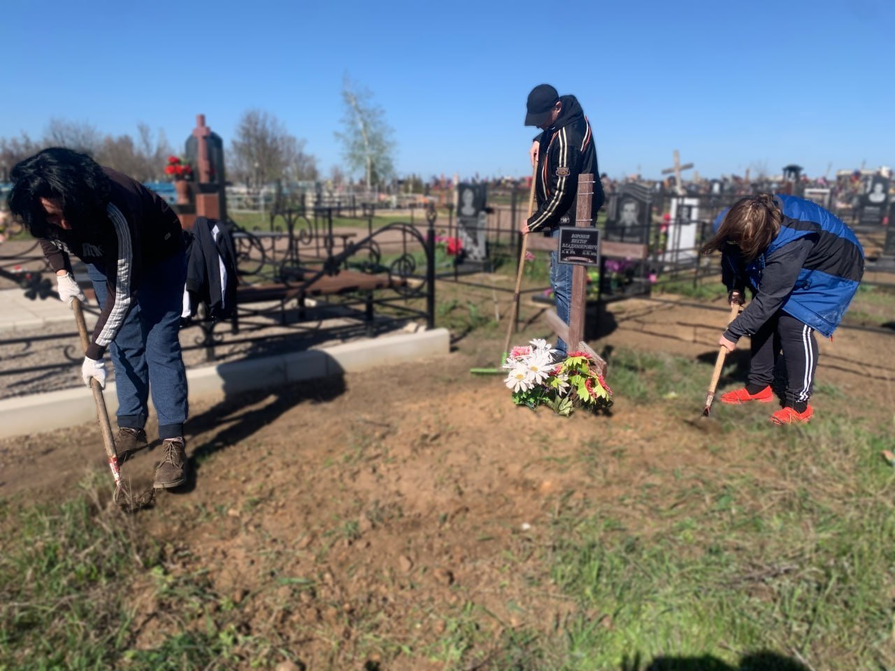 Субботник в Молодогвардейске: благоустройство могил погибших героев СВО на городском кладбище Субботник в Молодогвардейске: благоустройство могил погибших героев СВО на городском кладбище