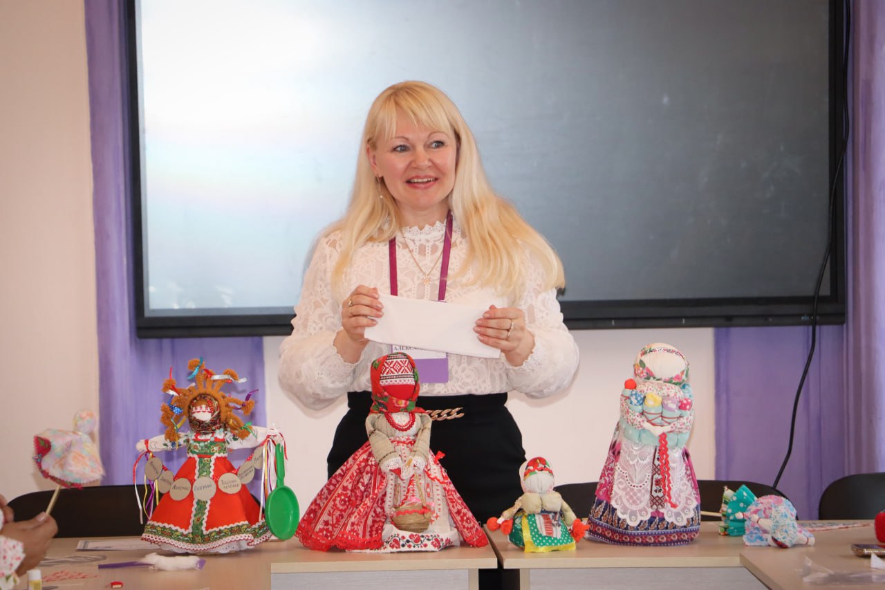 От теории — к открытке, кукле и хохломе: как педагоги Стаханова творили руками