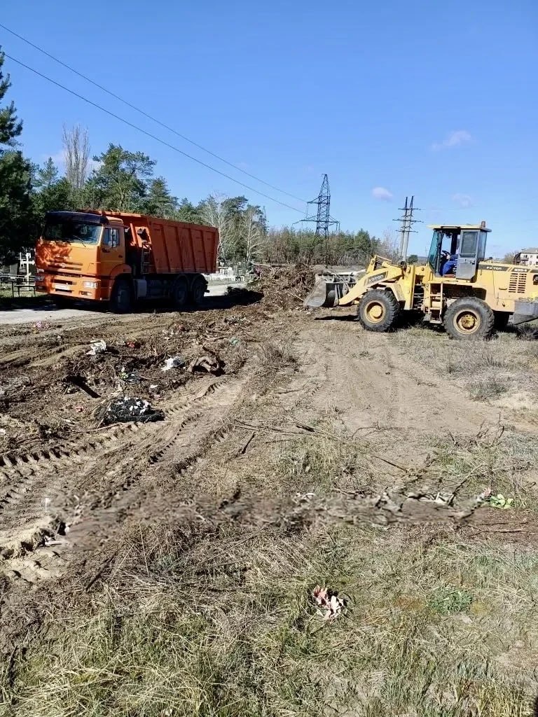 Сотрудники МУП «ДЭП города Рубежное» ведут масштабные работы по очистке и обновлению городских кладбищ Сотрудники МУП «ДЭП города Рубежное» ведут масштабные работы по очистке и обновлению городских кладбищ