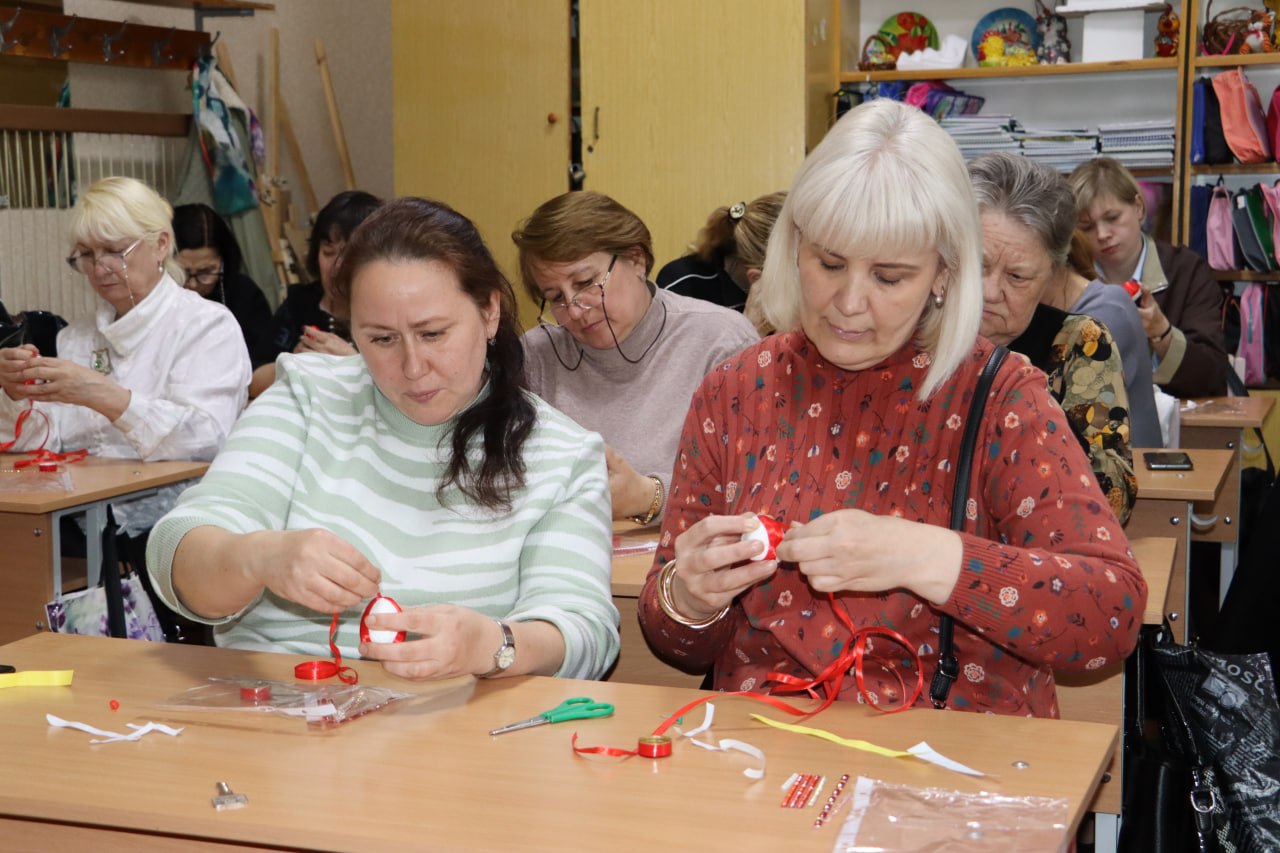От теории — к открытке, кукле и хохломе: как педагоги Стаханова творили руками От теории — к открытке, кукле и хохломе: как педагоги Стаханова творили руками