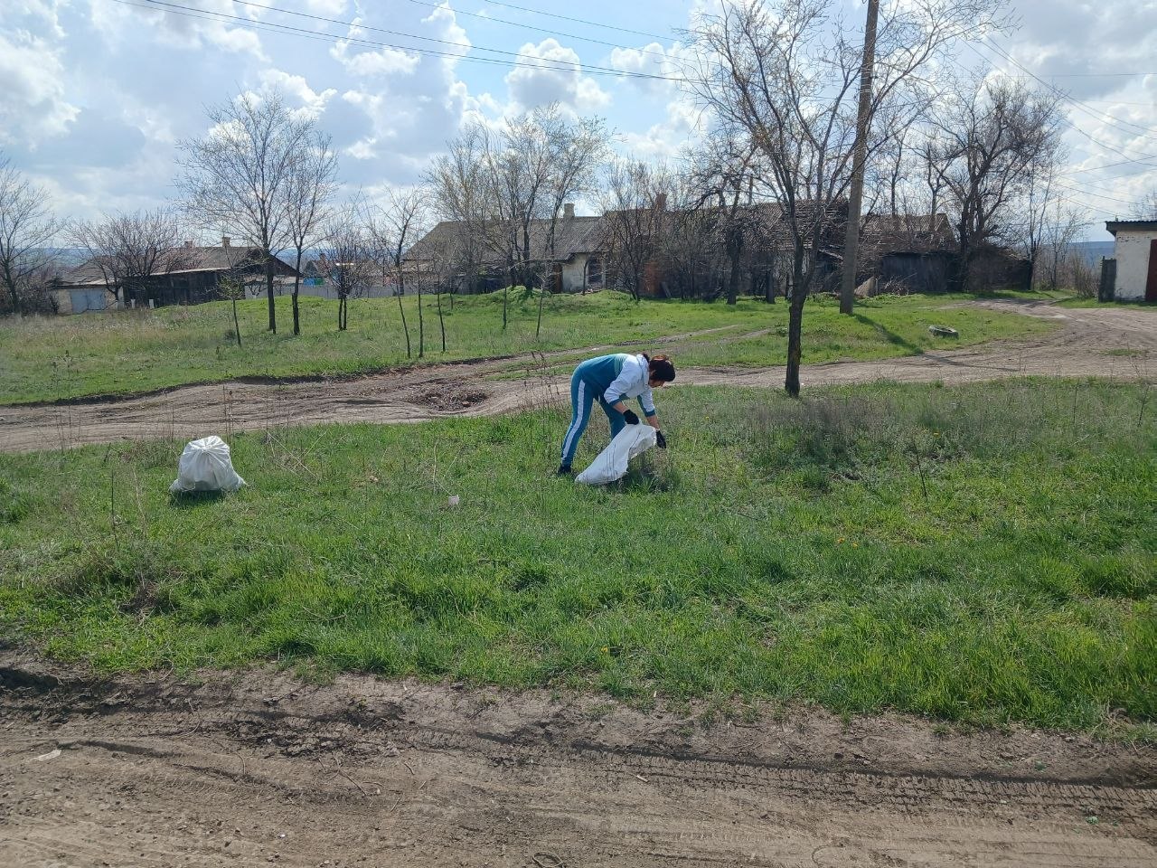 В поселке Изварино провели субботник В поселке Изварино провели субботник