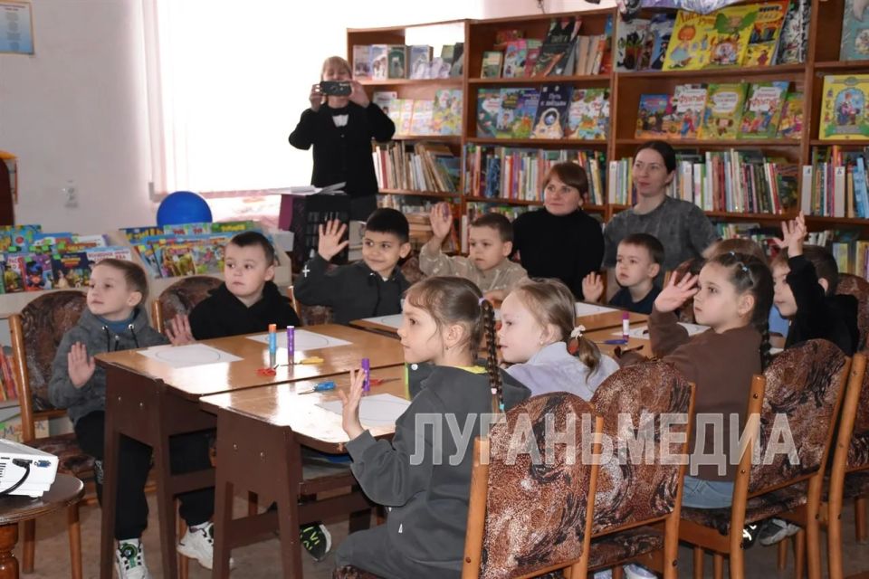 Для юных жителей Кировска провели телемост с Иркутским детским журналом «Сибирячок» Для юных жителей Кировска провели телемост с Иркутским детским журналом «Сибирячок»