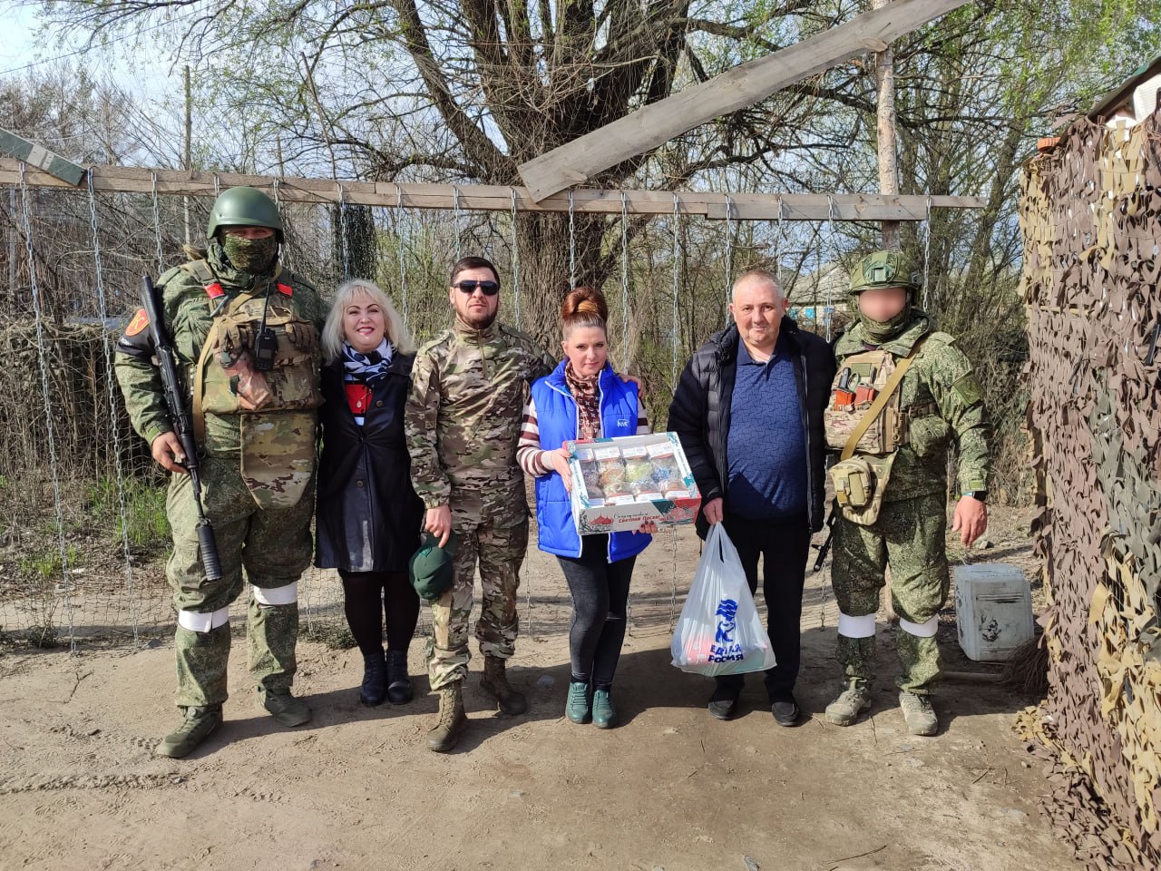 Заместитель Главы Администрации Кременского муниципального округа Ирина Смага и руководитель фракции Александр Фещенко, совместно с исполнительным секретарем местного отделения партии "Единая Россия" Алиной Ветровой и... Заместитель Главы Администрации Кременского муниципального округа Ирина Смага и руководитель фракции Александр Фещенко, совместно с исполнительным секретарем местного отделения партии "Единая Россия" Алиной Ветровой и...