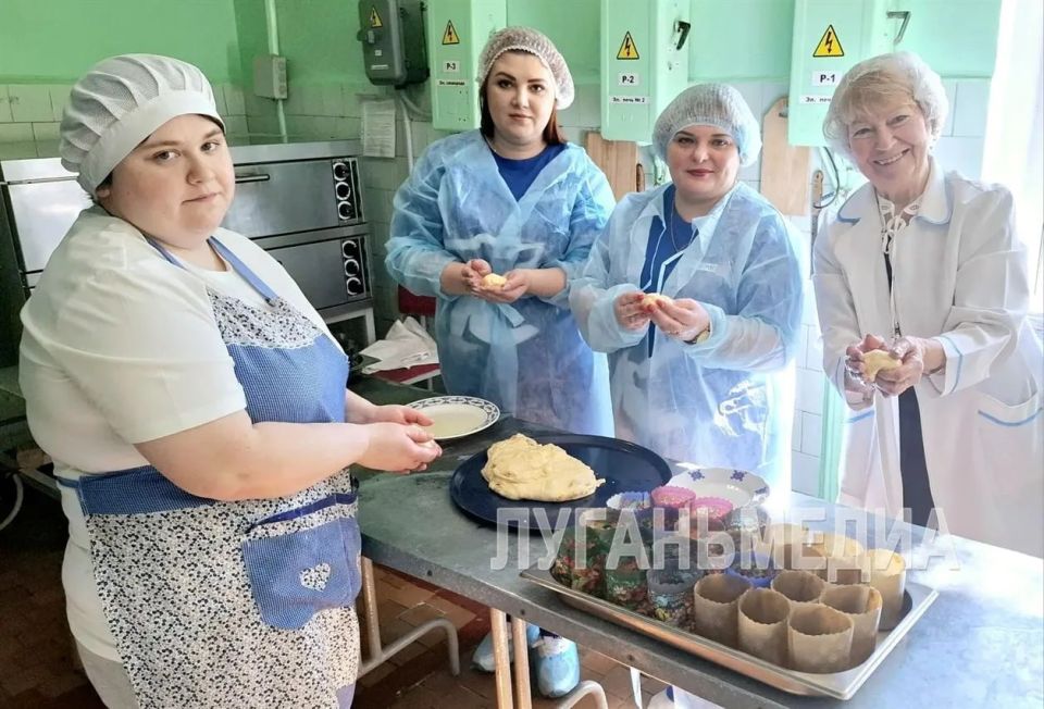 Активисты «Единой России» и управления образования Краснолучского округа испекли куличи для участников СВО Активисты «Единой России» и управления образования Краснолучского округа испекли куличи для участников СВО