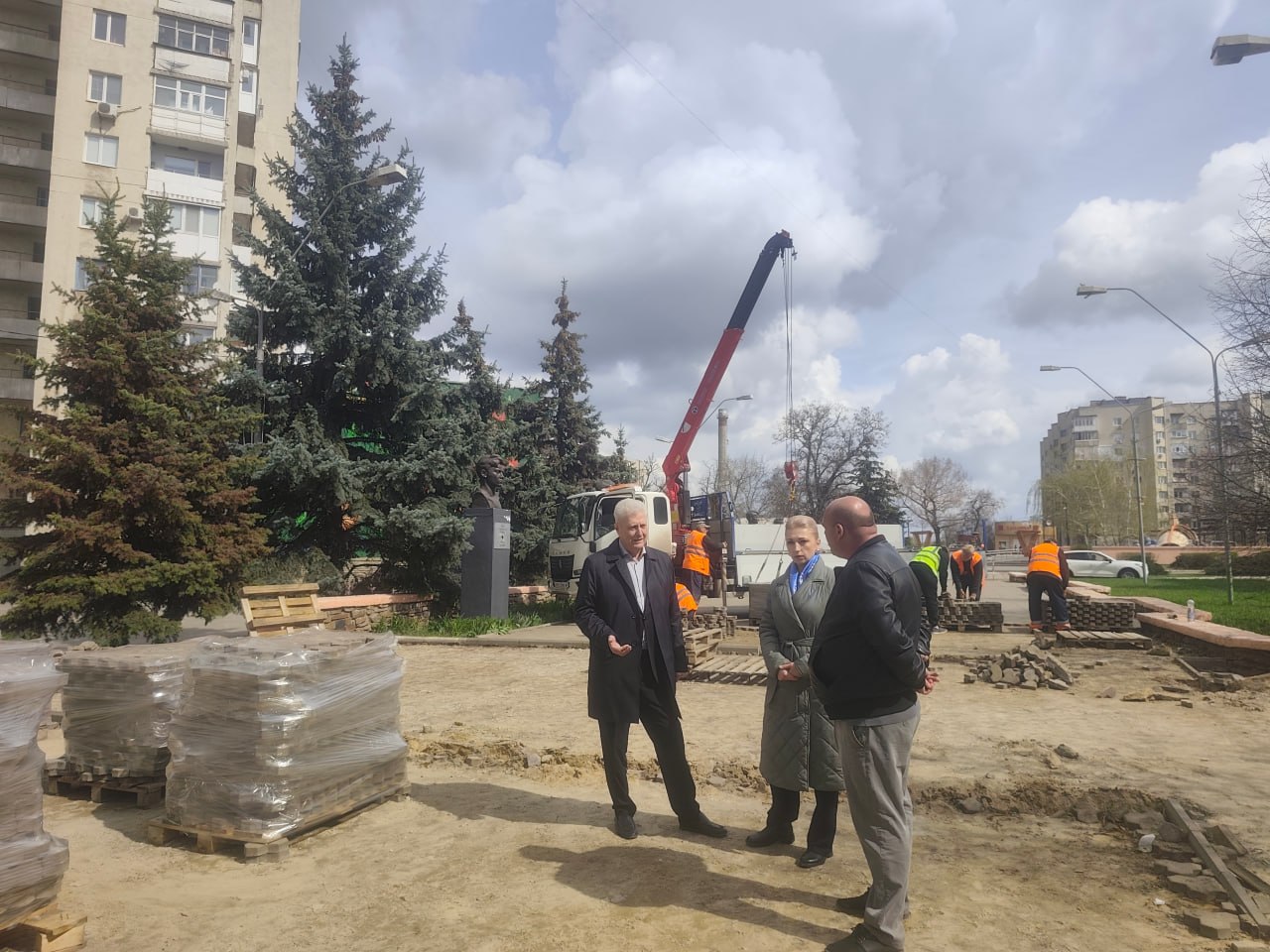 В Краснодоне по народной программе Единой России обновляют Аллею героев «Молодой гвардии» В Краснодоне по народной программе Единой России обновляют Аллею героев «Молодой гвардии»