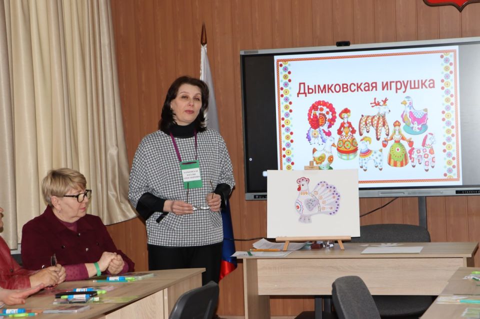 От теории — к открытке, кукле и хохломе: как педагоги Стаханова творили руками От теории — к открытке, кукле и хохломе: как педагоги Стаханова творили руками