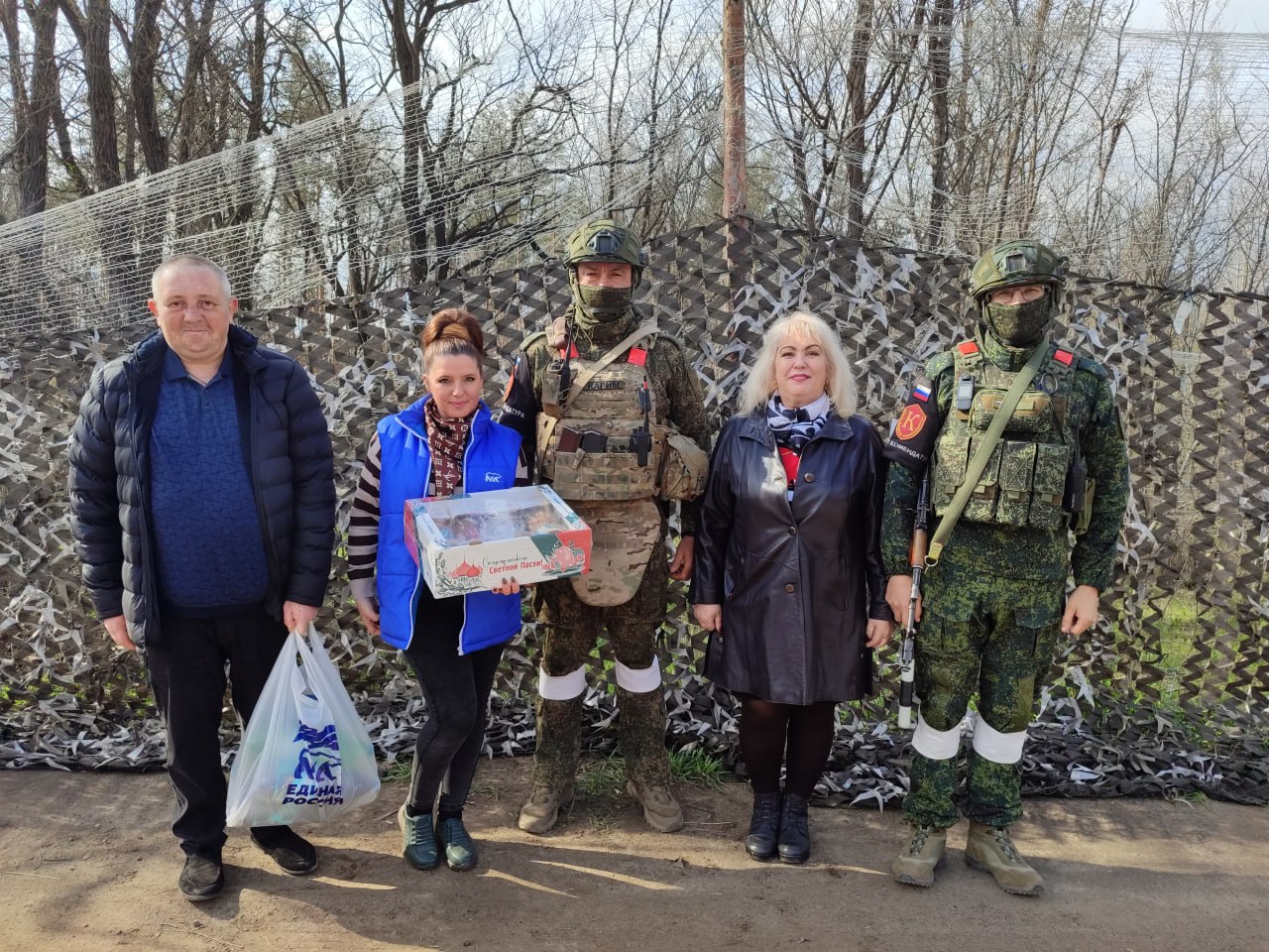 Заместитель Главы Администрации Кременского муниципального округа Ирина Смага и руководитель фракции Александр Фещенко, совместно с исполнительным секретарем местного отделения партии "Единая Россия" Алиной Ветровой и...