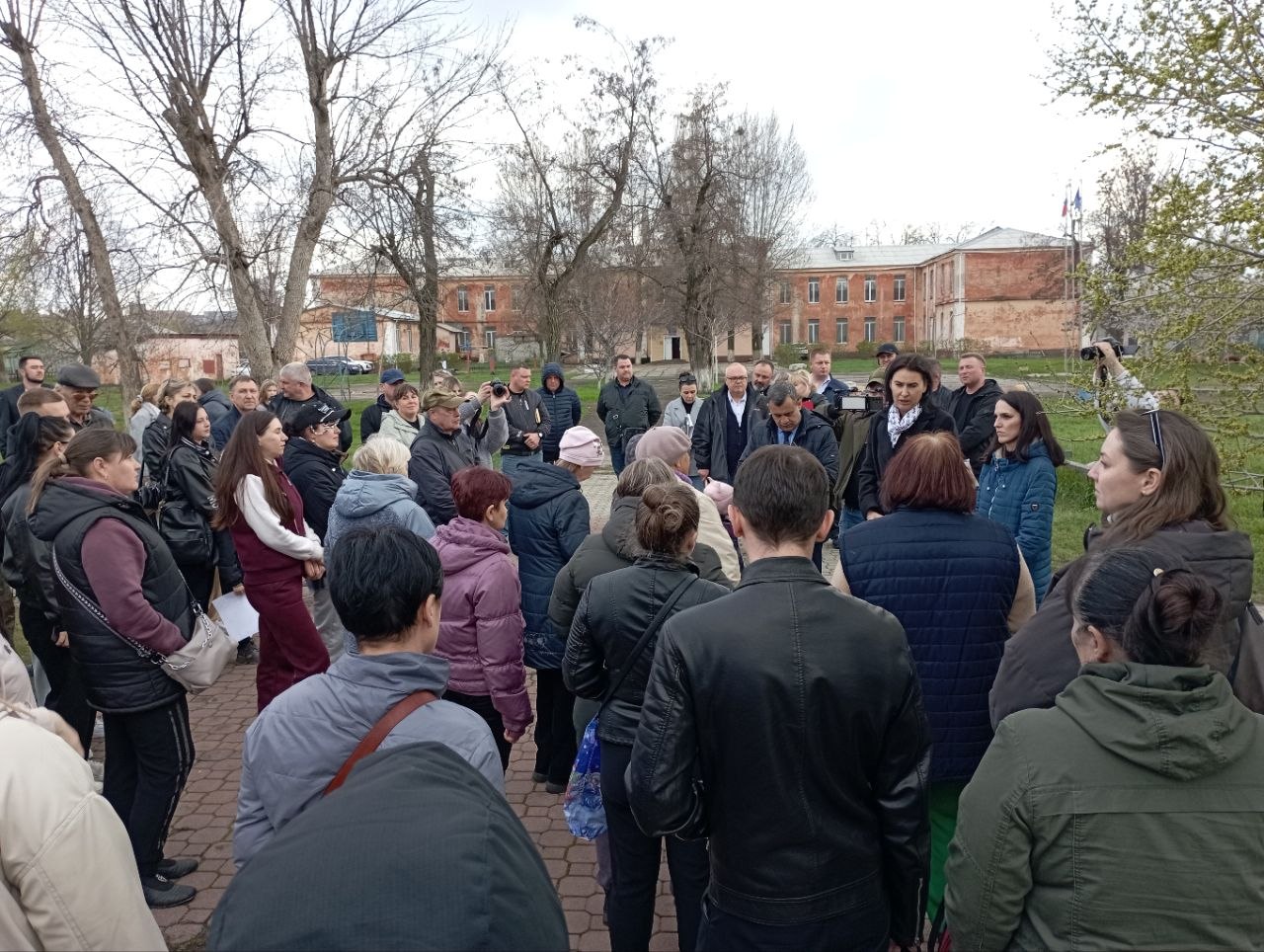 Яна Пащенко: По инициативе партии «Единая Россия» в Каменнобродском районе Луганска состоялась очередная встреча в формате «Муниципальный диалог» Яна Пащенко: По инициативе партии «Единая Россия» в Каменнобродском районе Луганска состоялась очередная встреча в формате «Муниципальный диалог»