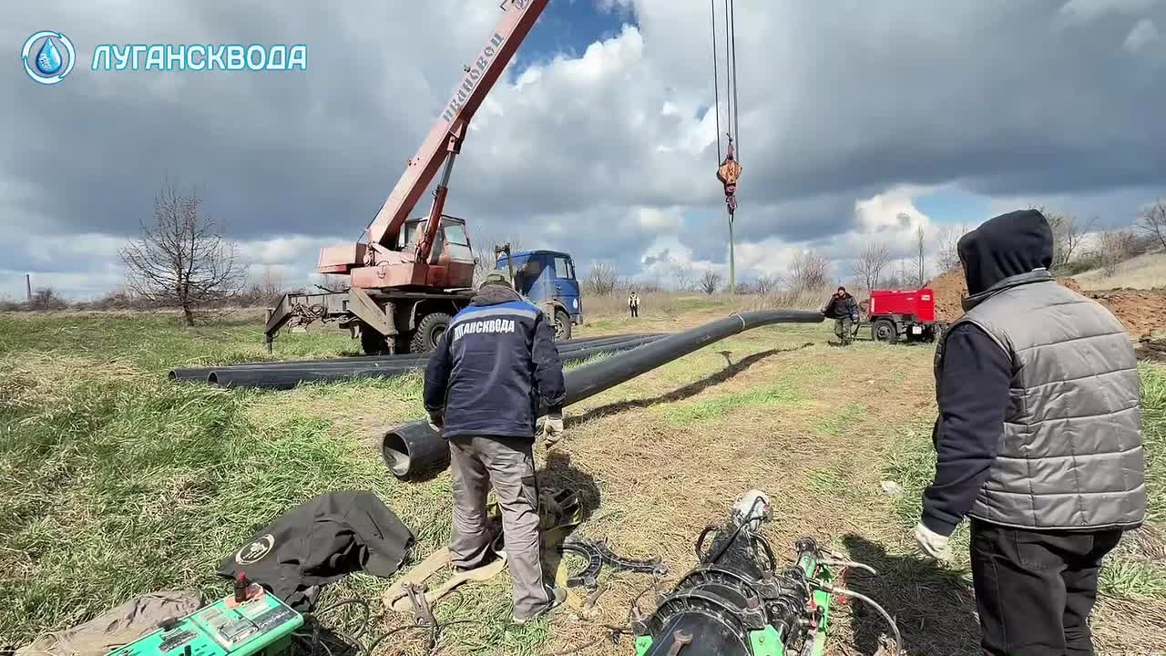 Лугансквода ведет работы по замене аварийного участка водовода, питающего часть Суходольска