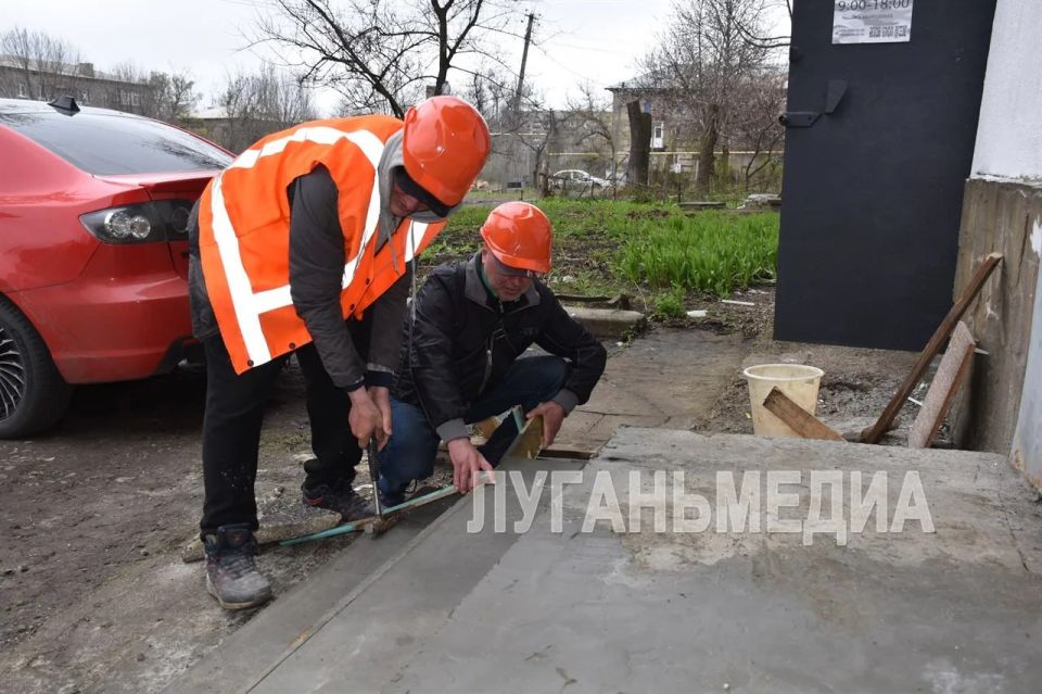 В Первомайске осуществляется ремонт входных групп и подъездов многоквартирных домов В Первомайске осуществляется ремонт входных групп и подъездов многоквартирных домов