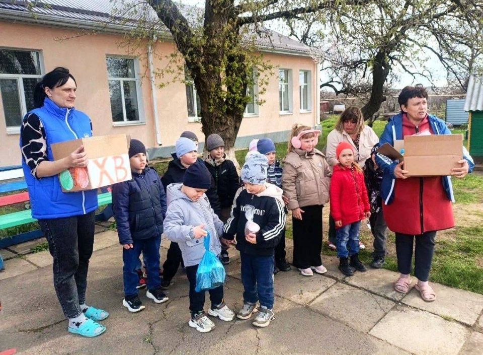 Сегодня в пгт Нижний Нагольчик активисты первичного отделения № 24 партии Единая Россия, прекрасные представительницы Совета женщин Антрацитового муниципального округа Луганского регионального отделения "Союза женщин... Сегодня в пгт Нижний Нагольчик активисты первичного отделения № 24 партии Единая Россия, прекрасные представительницы Совета женщин Антрацитового муниципального округа Луганского регионального отделения "Союза женщин...