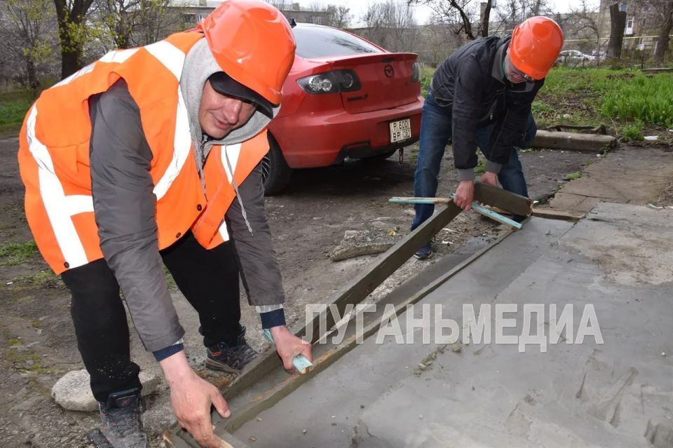 Единая управляющая компания обновляет входные группы многоквартирных домов Первомайска Единая управляющая компания обновляет входные группы многоквартирных домов Первомайска