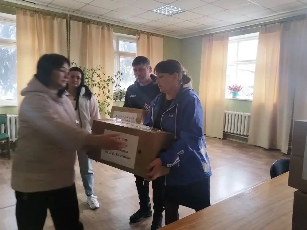 Сегодня в пгт Фащевка активисты первичного отделения № 26 партии «Единая Россия, представительницы Совета женщин Антрацитового муниципального округа Луганского регионального отделения «Союза женщин России», активистки... Сегодня в пгт Фащевка активисты первичного отделения № 26 партии «Единая Россия, представительницы Совета женщин Антрацитового муниципального округа Луганского регионального отделения «Союза женщин России», активистки...