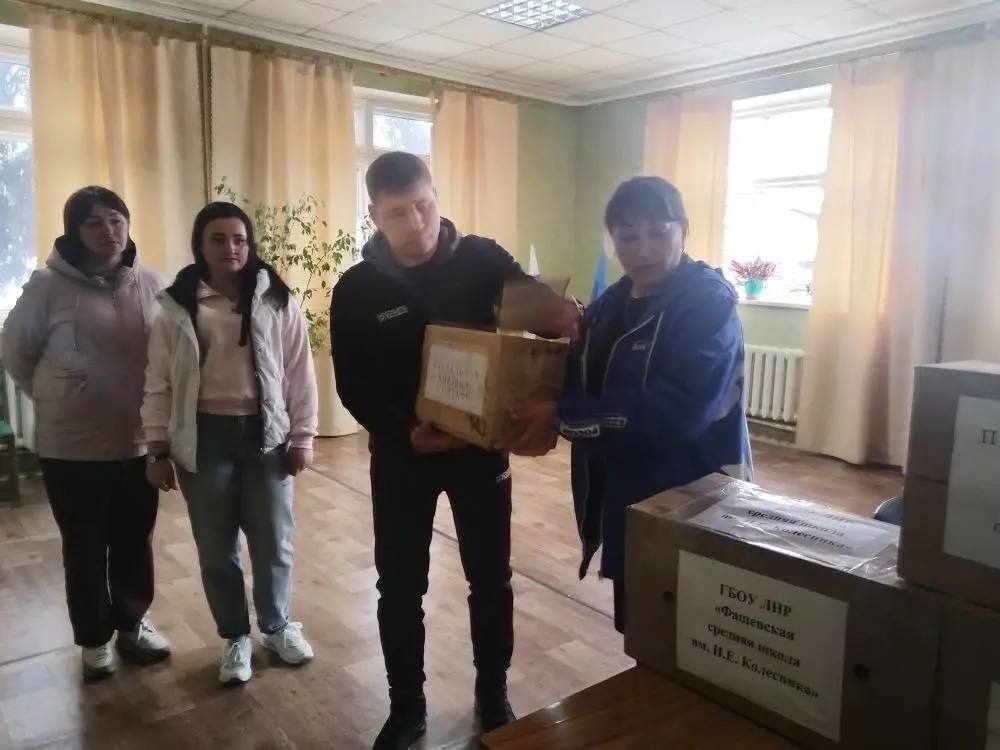 Сегодня в пгт Фащевка активисты первичного отделения № 26 партии «Единая Россия, представительницы Совета женщин Антрацитового муниципального округа Луганского регионального отделения «Союза женщин России», активистки... Сегодня в пгт Фащевка активисты первичного отделения № 26 партии «Единая Россия, представительницы Совета женщин Антрацитового муниципального округа Луганского регионального отделения «Союза женщин России», активистки...