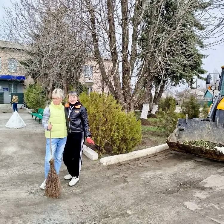 111Новоайдарские правоохранители облагородили здание ОМВД и территорию близ него 111Новоайдарские правоохранители облагородили здание ОМВД и территорию близ него