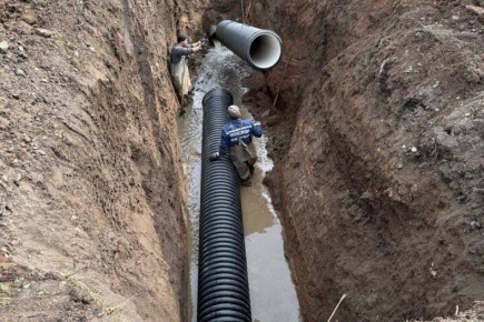 Специалисты Свердловского департамента ГУП ЛНР «Лугансквода» провели замену аварийного участка канализационного коллектора